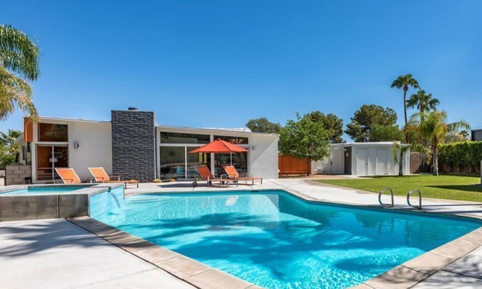 Racquet Club Estates Casa | Casa moderna icónica de la mariposa de mediados de siglo: piscina, spa y cabaña