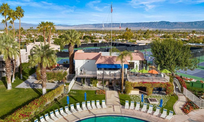 Palm Desert Condominio | Iconic Shadow Mountain Resort | Tennis | Celebrity playground with stunning views & prime location!