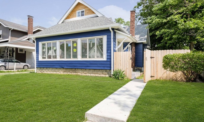 Speedway Casa | Iconic Speedway Location next to Indy 500 track, amenities, and restaurants