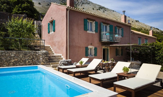 Aetos Villa | Villas icónicas, Villa Rosa con piscina privada e impresionantes vistas a la montaña.