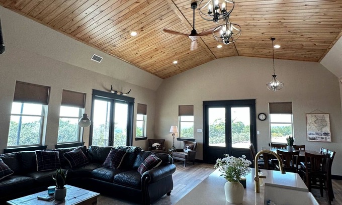 Goldsboro Cabina | Iconic West Texas Sunset and Scenic Views