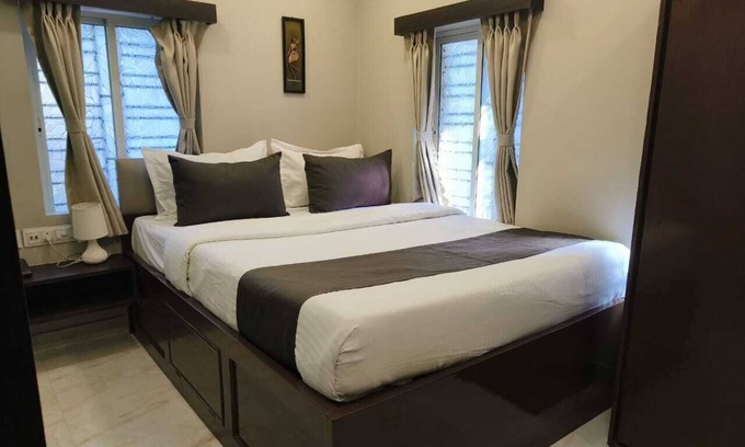 Ballygunge Hotel | ICY White Rose