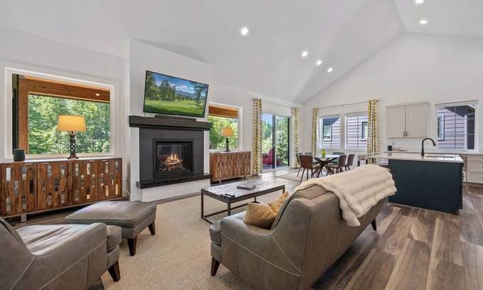 Sandpoint Casa | Idaho Club Golf Course | Stunning Mid-Century Modern Flair & Mountain Views