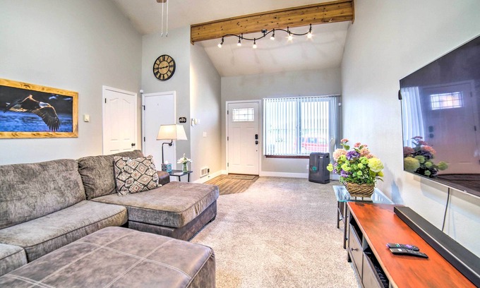 Idaho Falls Casa | Idaho Falls Townhome ~ 5 Mi to Tauthaus Park!