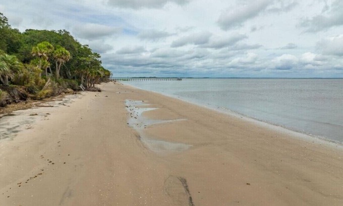 Dale Casa | Ideal beach getaway. House with large yard, oceanfront. (formerly named Lily)
