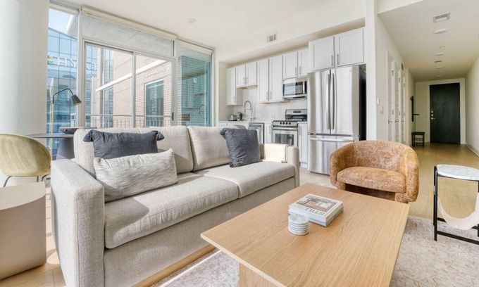 Waller Creek District Apartamento | Ideal Downtown Austin 1BR w/ Gym, Pool & W/D, nr Rainey St, by Blueground