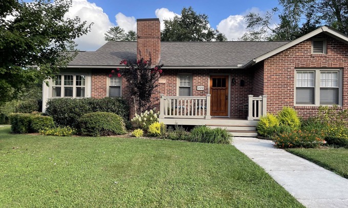 Brevard Casa | ¡Ubicación ideal en el centro! Hermoso bungalow vacacional recientemente renovado
