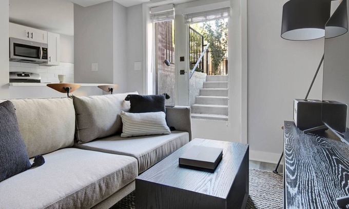 Edgewater Apartamento | Ideal Edgewater 1BR w/ patio, W/D, 2 blocks to lakefront, by Blueground