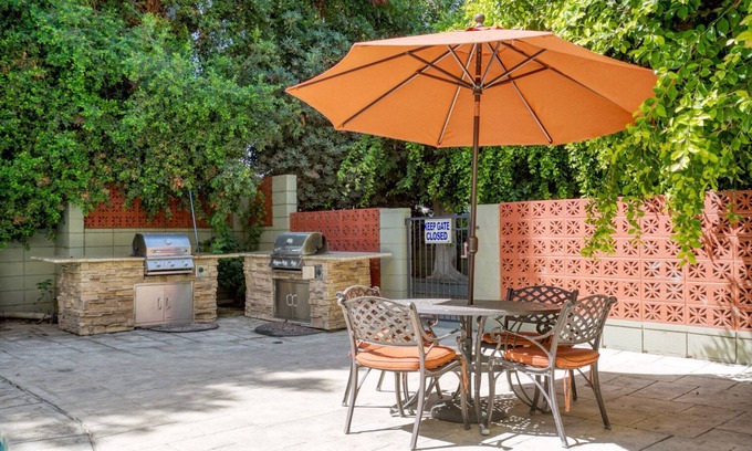 Encino Apartamento | Ideal Encino 2BR w/ W/D, Pool & Gym, nr Ventura Blvd, by Blueground