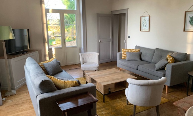 Juigne-sur-Sarthe Cabaña | Casa acogedora en Juigné-sur-Sarthe: capacidad para 12, cocina equipada, jardín y chimenea