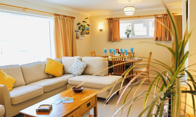 Exmouth Casa | Ideal family holiday home in Exmouth.Spacious and well equipped 3 bedroom house.