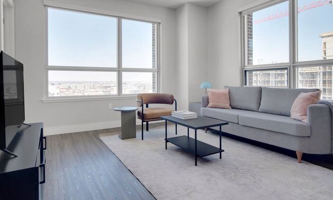 Five Points Apartamento | Ideal Five Points 2BR w/ Pool & Gym, walk to Union Station, by Blueground