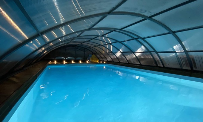Vessey Casa | Ideal para familias y grupos: casa rural para 13 personas, piscina cubierta climatizada, sauna