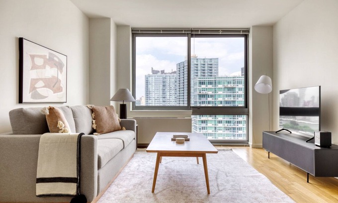 Hunters Point Apartamento | Ideal LIC 1BR w/ W/D, Elevator & Doorman, near East River, by Blueground