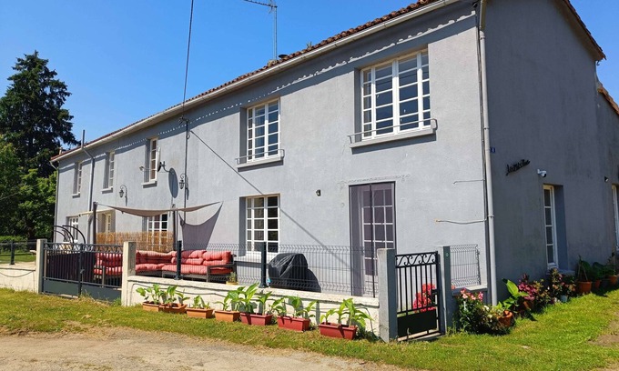 Vernoux-en-Gatine Casa | IDEAL LOCATION FOR A LARGE FAMILY OR SMALL GROUP, 8 PEOPLE, IN A QUIET HAMLET