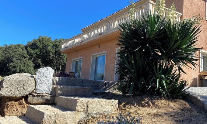 Viggianello Apartamento | Ideal location between the sea and the mountains, close to all Propriano's entertainment.