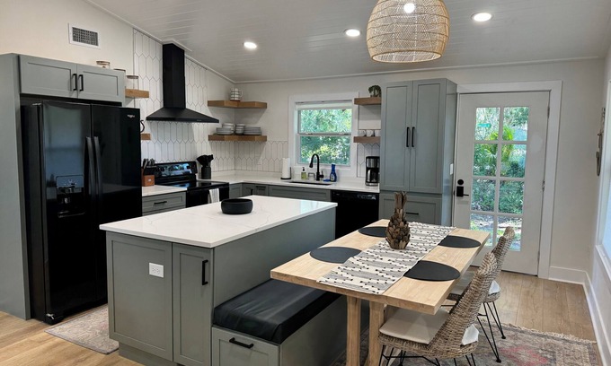Weeki Wachee Gardens Casa | IDEAL LOCATION! Newly Renovated, Private Boat Ramp, Direct Access to the Gulf.