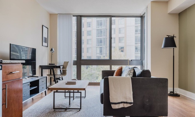 Mount Vernon Triangle Apartamento | Ideal Mt Vernon 1BR w/ Rooftop Pool & A/C, nr Chinatown, by Blueground