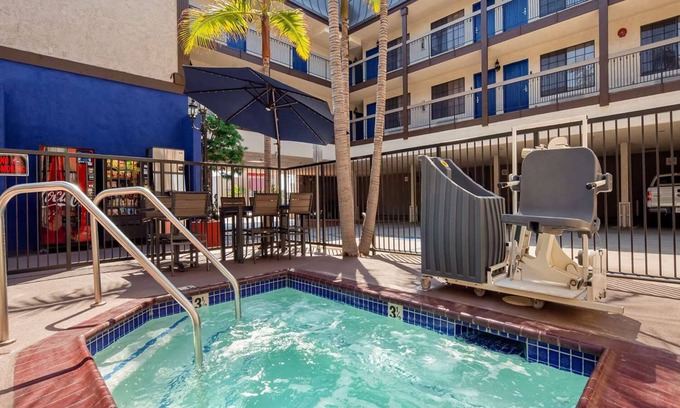 Inglewood Hotel | Ideal Spot for Business Travelers – Rest in Quiet Room Close to the Airport