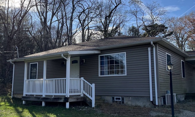 Gray Casa | Ideal spot for fall adventures - 10 min. from Ligonier. Pets welcome.
