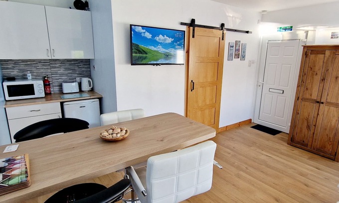 Nairn Apartamento | Ideal studio base for groups or families exploring or golfing within the area