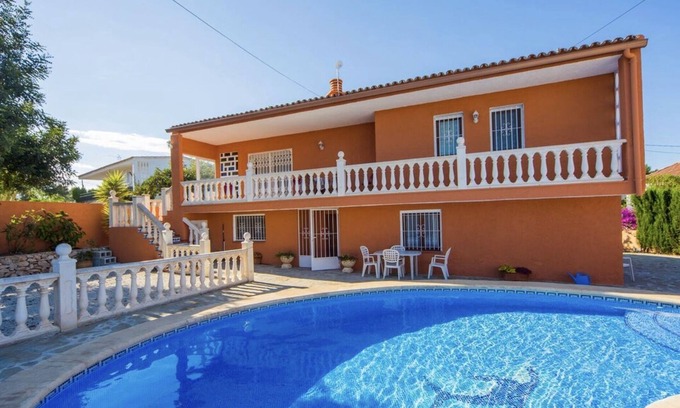 Casas de Torrat Chalet De Esquí | Villa ideal para vacaciones en familia, piscina privada, a 5 minutos de la playa
