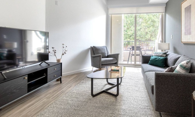 Westchester Apartamento | Ideal Westchester 1BR w/ Pool, Gym, nr. beach & LAX, by Blueground