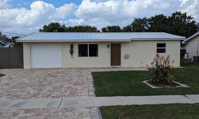 Palm Beach Gardens Casa | Ideally located, crisp and clean pet, family and scuba friendly home!