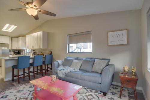 Palm Harbor Apartamento | Ideally Located Palm Harbor Condo Walk Downtown!