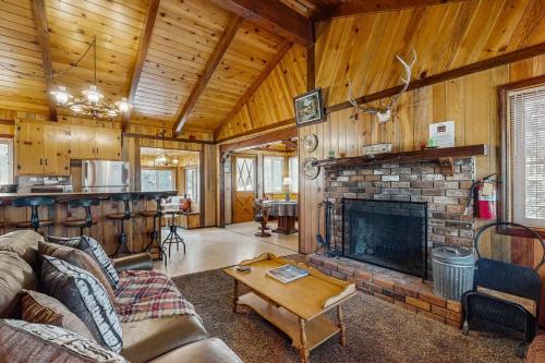 Fawnskin Casa | Idle Ours Cabin ~ Rustic and Cozy Cabin with Fireplace & Private BBQ - Walk to Big Bear Lake