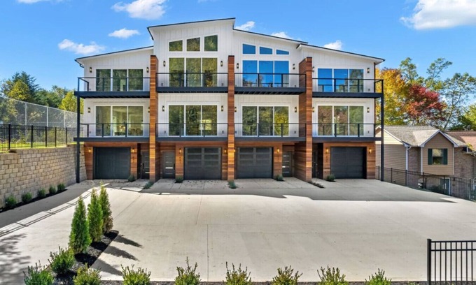 Ashley Oaks Casa | Idlewood Suites ~ 3-Story West Knoxville Suite #1