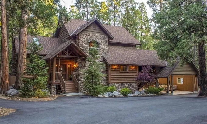 Idyllwild Cabina | Idyll-Lodge Executive Retreat on Strawberry Creek, Spa, AC, 1.5 Acre, 3 King Bed, Secluded!