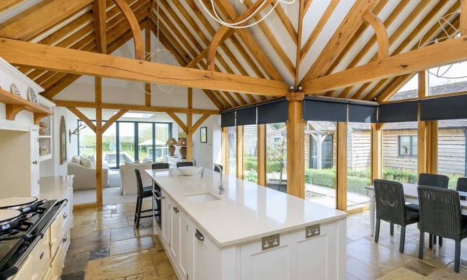 Pershore Casa | Idyllic 17th Century Thatched Cottage & Garden