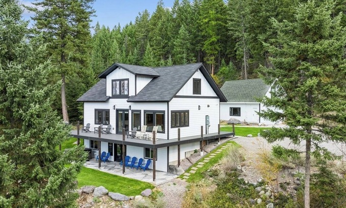 Kalispell Casa | Idyllic 5BD Montana Home w/ private hot tub, fire pit & amazing views! Sleep 8!