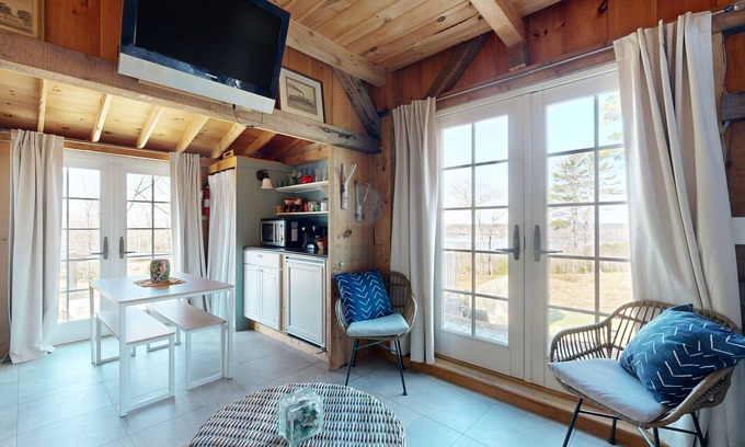 Edgecomb Apartamento | Idyllic cottage on five acres with great harbor views, large deck, & firepit