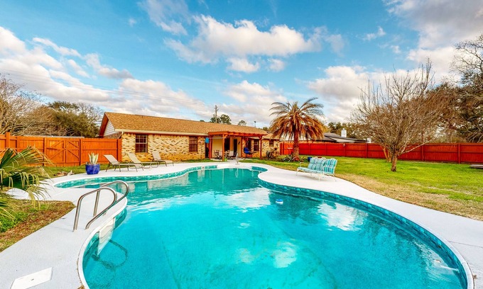 North Northwest Pensacola Casa | Idyllic Dog-Friendly Retreat w/ a Pool & Firepit