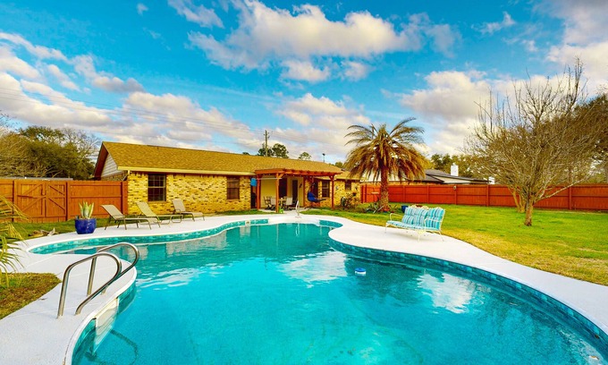 North Northwest Pensacola Casa | Idyllic Dog-Friendly Retreat w/ a Pool & Firepit
