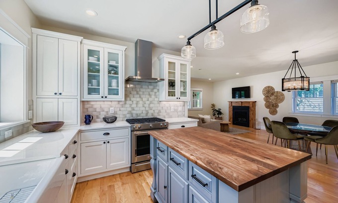 Longmont Casa | Idyllic Downtown Longmont 5-BDR Retreat