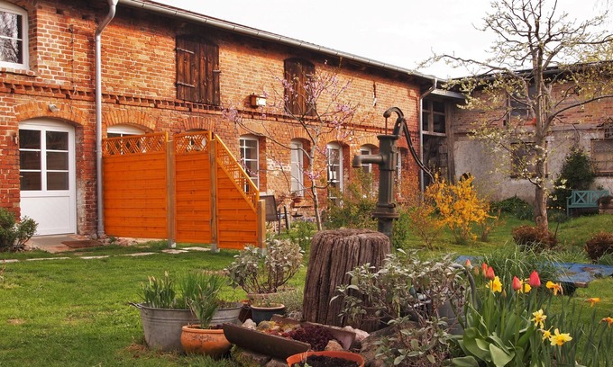Mesekenhagen Otro | Idyllic farmhouse with a beautiful inner courtyard with a natural garden