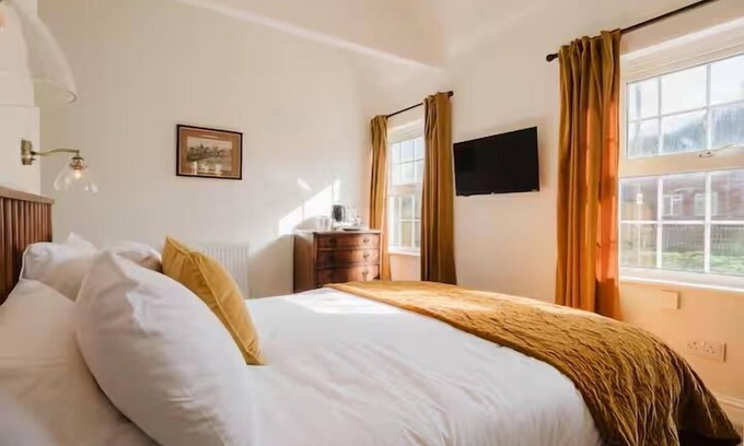 Axford Casa | Idyllic Foodie Retreat above Silks Pub