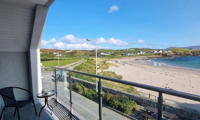 Clare Island Apartamento | Idyllic Island Holiday Rental overlooking beautiful beach
