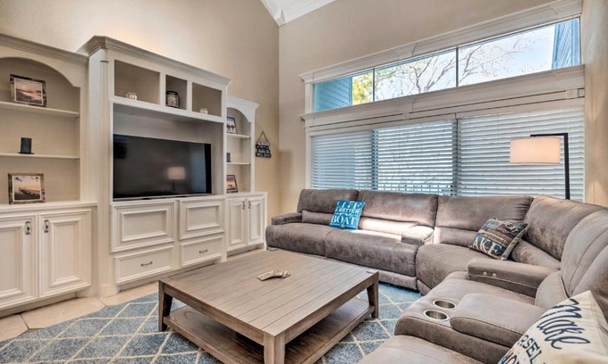 Walden on Lake Conroe Apartamento | Idyllic Montgomery Condo with Pool and Lake View!