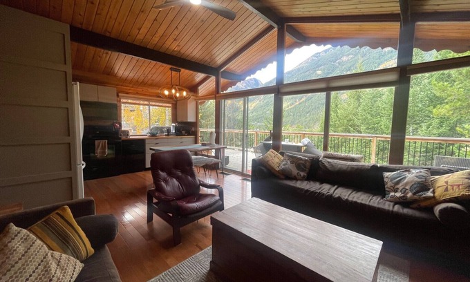 East Kootenay Cabina | Idyllic Mountain Ski Cabin