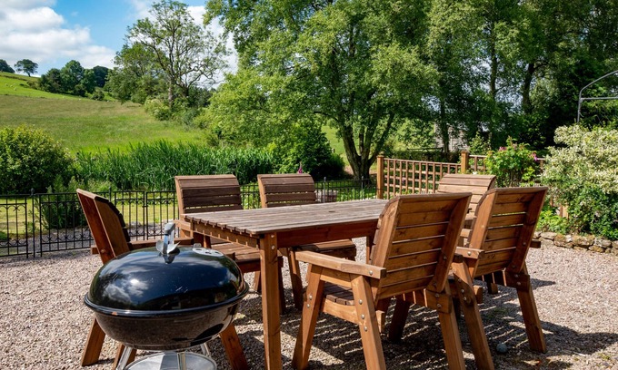 Hopton Casa | Idyllic, Pet-Friendly 3-bedroom Cottage at Stainsborough Hall, Carsington Water
