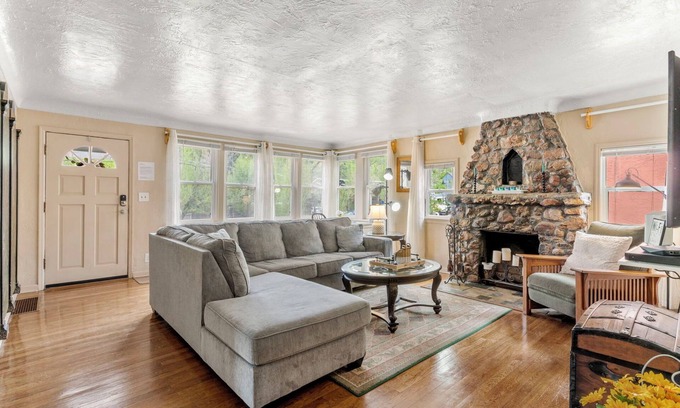 Manitou Springs Historic District Casa | Idyllic retreat near the Incline, nestled in Manitou’s breathtaking landscapes.