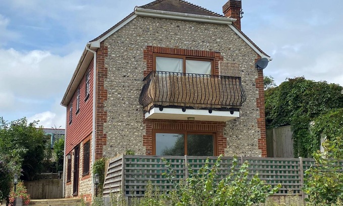 Alfriston Casa | Idyllic Riverside Country Cottage for 6