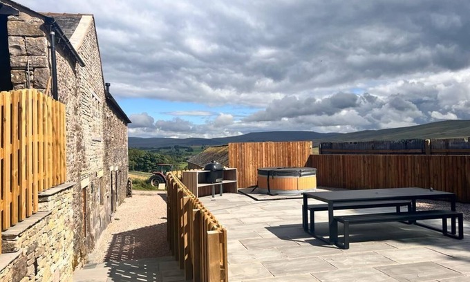 Kirkby Stephen Villa | Idyllic Rural 5 bedroom Barn with Hot Tub