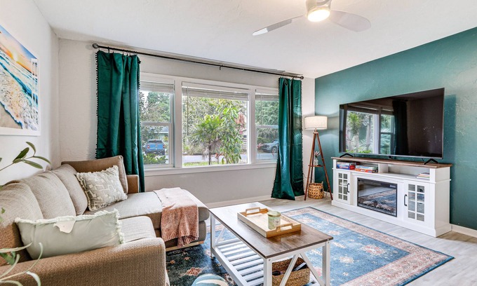 Downtown Casa | Idyllic Sarasota Home w/ Yard: 2 Mi to Beach!
