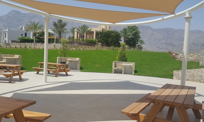 As Sifah Apartamento | Idílica residencia junto al mar. Exuberantes vistas al golf y al mar. Magníficas comodidades en el sitio.