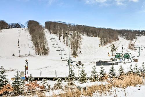 Hidden Valley Apartamento | Idyllic Somerset Condo Ski, Hike and Relax!
